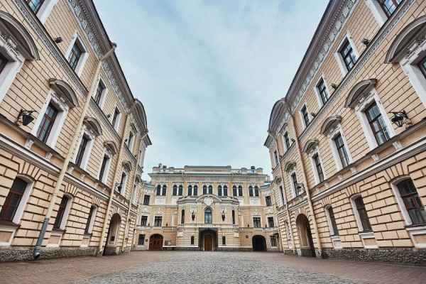 Vid&eacute;o exclusive dans les b&acirc;timents du Ch&oelig;ur acad&eacute;mique national de Saint-P&eacute;tersbourg. Discovering Russia with Russian Seasons
