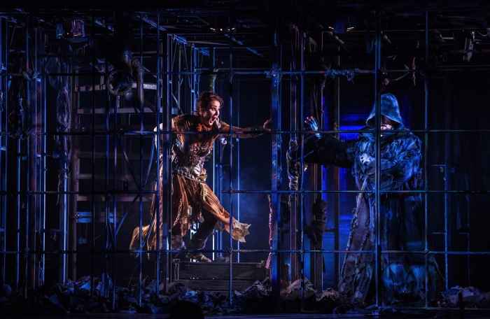 L'ATTRACTION DES OPPOS&Eacute;S SUR  